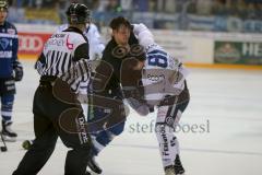 DEL - Eishockey - ERC Ingolstadt - Iserlohn Roosters - Saison 2016/2017 - Rauferei - Boxkampf zwischen Danny Irmen (#19 ERCI) - und Ross Bradley (#81 Iserlohn) - Foto: Meyer Jürgen