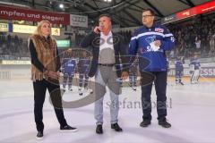 DEL - Eishockey - ERC Ingolstadt - Schwenninger Wild Wings - Verabschiedung von Ex-Panther Jakub Ficenec, bekommt sein Trikot in die Halle. Bedankt sich bei den Fans