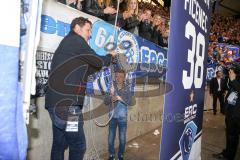 DEL - Eishockey - ERC Ingolstadt - Schwenninger Wild Wings - Saison 2016/2017 - Sohn von Jakub Ficenec zieht das Trikot seines Vaters unter das Hallendach - Foto: Meyer Jürgen