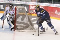 DEL - Eishockey - ERC Ingolstadt - Krefeld Pinguine - Saison 2016/2017 - Jean-Francois Jacques (#44 ERCI) - Kyle Sonnenburg (#34 Krefeld) - Foto: Meyer Jürgen