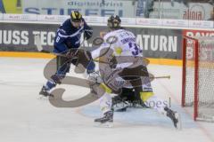 DEL - Eishockey - ERC Ingolstadt - Krefeld Pinguine - Saison 2016/2017 - Thomas Oppenheimer (#8 ERCI) - Patrick Galbraith Torwart (#31 Krefeld) - Kyle Sonnenburg (#34 Krefeld) - Foto: Meyer Jürgen