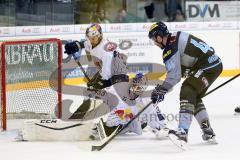 DEL - Eishockey - ERC Ingolstadt - Red Bull München - Jean-Francois Jacques (ERC 44) gefährlich vor dem Tor von Danny aus den Birken (33 RBM)