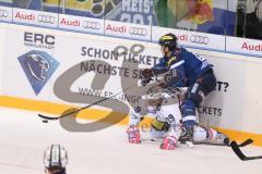 DEL - Eishockey - ERC Ingolstadt - Eisbären Berlin - Saison 2016/2017 - Brandon Buck (#9 ERCI) - Jens Baxmann (#29 Berlin) - Foto: Meyer Jürgen