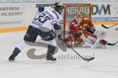 DEL - Eishockey - ERC Ingolstadt - Fischtown Pinguins - Saison 2016/2017 - Thomas Greilinger (#39 ERCI) - Jerry Kuhn (Torwart #35 Bremerhaven) - Foto: Meyer Jürgen