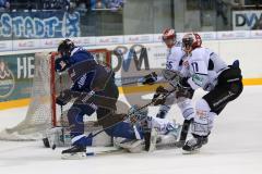 DEL - Eishockey - ERC Ingolstadt - Schwenninger Wild Wings - Petr Pohl (ERC 33) scheitert an Torwart Dustin Strahlmeier knapp