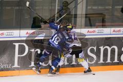 DEL - Eishockey - ERC Ingolstadt - Krefeld Pinguine - Saison 2016/2017 - Danny Irmen (#19 ERCI) - Kyle Sonnenburg (#34 Krefeld) - Foto: Meyer Jürgen