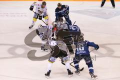 DEL - Eishockey - ERC Ingolstadt - Krefeld Pinguine - Saison 2016/2017 - Bully - Martin Buchwieser (#16 ERCI) - Petr Taticek (#17 ERCI) - Foto: Meyer Jürgen