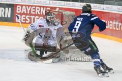 DEL - Eishockey - ERC Ingolstadt - Straubing Tigers - Saison 2016/2017 - Brandon Buck (#9 ERCI) mit einer Torchance - Pätzold Dimitri Torwart (#32 Straubing) - Foto: Meyer Jürgen