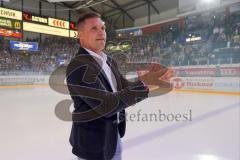 DEL - Eishockey - ERC Ingolstadt - Schwenninger Wild Wings - Verabschiedung von Ex-Panther Jakub Ficenec, bekommt sein Trikot in die Halle. Bedankt sich bei den Fans. Trikot Nr. 38 wird hoch gezogen