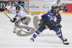 DEL - Eishockey - ERC Ingolstadt - Krefeld Pinguine - Saison 2016/2017 - Thomas Greilinger (#39 ERCI) Martin Schymainski (#88 Krefeld) - Foto: Meyer Jürgen