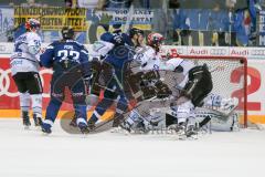 DEL - Eishockey - ERC Ingolstadt - Schwenninger Wild Wings - Saison 2016/2017 - Petr Pohl (#33 ERCI) mit einem Schuss auf das Tor - 35 Joseph MacDonald (Torhueter Schwenninger Wild Wings) - Petr Taticek (#17 ERCI) - Foto: Meyer Jürgen