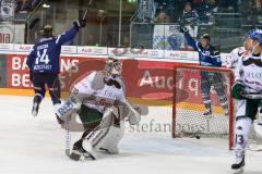 DEL - Eishockey - ERC Ingolstadt - Augsburger Panther - Saison 2016/2017 - Dustin Friesen (#14 ERCI) mit dem 1:1 Ausgleichstreffer - Jubel - Ben Meisner Torwart (#30 Augsburg) - Foto: Meyer Jürgen