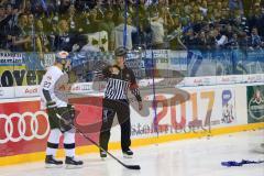 DEL - Eishockey - ERC Ingolstadt - Red Bull München - Fans werfen Papier auf das Eis, Spiel Stop Reinigung