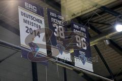 DEL - Eishockey - ERC Ingolstadt - Schwenninger Wild Wings - Verabschiedung von Ex-Panther Jakub Ficenec, bekommt sein Trikot in die Halle. Bedankt sich bei den Fans. Trikot Nr. 38 wird hoch gezogen