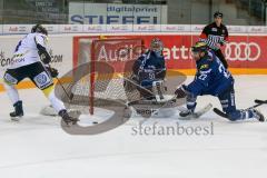 DEL - Eishockey - ERC Ingolstadt - Krefeld Pinguine - Saison 2016/2017 - Timo Pielmeier Torwart (#51 ERCI) - Brian Salcido (#22 ERCI) - Herberts Vasiljevs (#23 Krefeld) - Foto: Meyer Jürgen