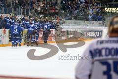 DEL - Eishockey - ERC Ingolstadt - Schwenninger Wild Wings - Saison 2016/2017 - Die Mannschaft klatscht an der Bande ab nach dem 3:1 Führungstreffer von Petr Taticek (#17 ERCI) - Foto: Meyer Jürgen