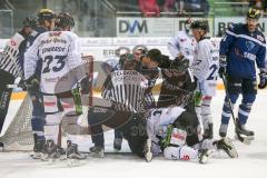 DEL - Eishockey - ERC Ingolstadt - Straubing Tigers - Saison 2016/2017 - Darryl Boyce (#10 ERCI)  mit Timmins Scott (#17 Straubing) im Zweikampf - Foto: Meyer Jürgen