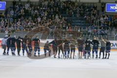 DEL - Eishockey - ERC Ingolstadt - Eisbären Berlin - Saison 2016/2017 - Die Mannschaft bedankt sich bei den Fans nach dem Spiel - Banner - Spruchband - Weihnachten - Jubel - Foto: Meyer Jürgen