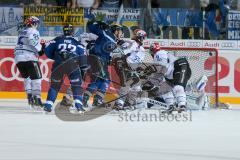 DEL - Eishockey - ERC Ingolstadt - Schwenninger Wild Wings - Saison 2016/2017 - Petr Pohl (#33 ERCI) mit einem Schuss auf das Tor - 35 Joseph MacDonald (Torhueter Schwenninger Wild Wings) - Foto: Meyer Jürgen