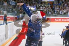 DEL - Eishockey - ERC Ingolstadt - Eisbären Berlin - Saison 2016/2017 - Danny Irmen (#19 ERCI) als Nikolaus verkleidet - Foto: Meyer Jürgen