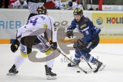 DEL - Eishockey - ERC Ingolstadt - Krefeld Pinguine - Saison 2016/2017 - Brandon Buck (#9 ERCI) - Kyle Sonnenburg (#34 Krefeld) - Foto: Meyer Jürgen