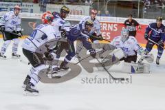 DEL - Eishockey - ERC Ingolstadt - Schwenninger Wild Wings - Saison 2016/2017 - Thomas Oppenheimer (#8 ERCI) - 34 Dustin Strahlmeier (Torhueter Schwenninger Wild Wings) - Foto: Meyer Jürgen