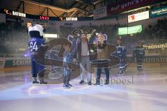 DEL - Eishockey - ERC Ingolstadt - Schwenninger Wild Wings - Verabschiedung von Ex-Panther Jakub Ficenec, bekommt sein Trikot in die Halle. Mit Frau und Sohn