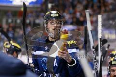 DEL - Eishockey - ERC Ingolstadt - Krefeld Pinguine - Saison 2016/2017 - Brandon Buck (#9 ERCI) mit Trinkflasche - Foto: Meyer Jürgen