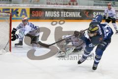 DEL - Eishockey - ERC Ingolstadt - Schwenninger Wild Wings - Saison 2016/2017 - John Laliberte (#15 ERCI) mit einer Torchance - 35 Joseph MacDonald (Torhueter Schwenninger Wild Wings) - Foto: Meyer Jürgen