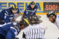 DEL - Eishockey - ERC Ingolstadt - Iserlohn Roosters - Saison 2016/2017 - Danny Irmen (#19 ERCI) - Thomas Oppenheimer (#8 ERCI) - beim Bully - Foto: Meyer Jürgen