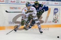 DEL - Eishockey - ERC Ingolstadt - Augsburger Panther - Saison 2016/2017 - Danny Irmen (#19 ERCI) im Zweikampf mit Matt Mackay (#18 Augsburg) - Foto: Meyer Jürgen