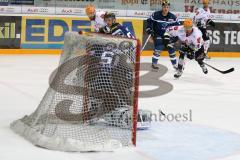 DEL - Eishockey - ERC Ingolstadt - Fischtown Pinguins - Saison 2016/2017 - Timo Pielmeier Torwart (#51 ERCI) - hält den Schuss von Jordan Owens (#44 Bremerhaven) - Foto: Meyer Jürgen