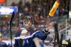 DEL - Eishockey - ERC Ingolstadt - Krefeld Pinguine - Saison 2016/2017 - Brandon Buck (#9 ERCI) wirft mit Trinkflasche auf der Bank - Foto: Meyer Jürgen