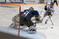 DEL - Eishockey - ERC Ingolstadt - Krefeld Pinguine - Saison 2016/2017 - Timo Pielmeier Torwart (#51 ERCI) hält einen Penalty von Martin Schymainski (#88 Krefeld) - Foto: Meyer Jürgen