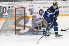 DEL - Eishockey - ERC Ingolstadt - Straubing Tigers - Saison 2016/2017 - Danny Irmen (#19 ERCI) mit einer Torchance - Pätzold Dimitri Torwart (#32 Straubing) - Foto: Meyer Jürgen