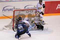 DEL - Eishockey - ERC Ingolstadt - Krefeld Pinguine - Saison 2016/2017 - Darryl Boyce (#10 ERCI)  mit dem 2:1 Führungstreffer - Patrick Galbraith Torwart (#31 Krefeld) - Tim Hambly (#41 Krefeld) - Foto: Meyer Jürgen