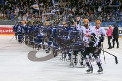 DEL - Eishockey - ERC Ingolstadt - Fischtown Pinguins - Saison 2016/2017 - Die Mannschaft nach dem Spiel beim abklatschen - Foto: Meyer Jürgen