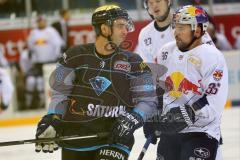 DEL - Eishockey - ERC Ingolstadt - Red Bull München - Thomas Greilinger (ERC 39) mit Yannic Seidenberg (36 RBM)