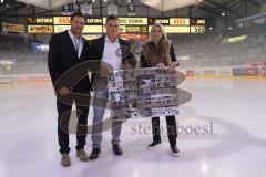 DEL - Eishockey - ERC Ingolstadt - Schwenninger Wild Wings - Verabschiedung von Ex-Panther Jakub Ficenec, bekommt sein Trikot in die Halle. links Geschäftsführer Claus Gröbner (ERC)