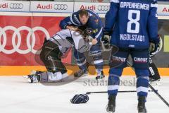 DEL - Eishockey - ERC Ingolstadt - Schwenninger Wild Wings - Saison 2016/2017 - Benedikt Schopper (#11 ERCI) -  71 Jerome Samson (Schwenninger Wild Wings) im Zweikampf - Boxkampf - Foto: Meyer Jürgen