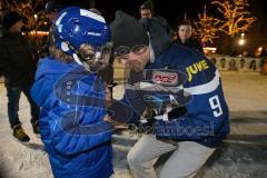 DEL - Eishockey - ERC Ingolstadt - Saison 2016/2017 - Spieler an der Eisfläche am Paradeplatz - Brandon Buck (#9 ERCI) beim Autogramme schreiben - Foto: Meyer Jürgen