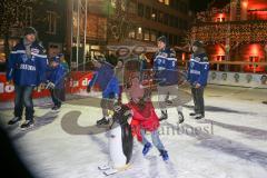 DEL - Eishockey - ERC Ingolstadt - Saison 2016/2017 - Spieler an der Eisfläche am Paradeplatz - John Laliberte (#15 ERCI) und Brandon Buck (#9 ERCI), Patrick McNeill (#2 ERCI) drehen eine Runde auf der Eisfläche - Foto: Meyer Jürgen