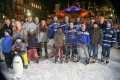 DEL - Eishockey - ERC Ingolstadt - Saison 2016/2017 - Spieler an der Eisfläche am Paradeplatz - vo li nach re - Brandon Buck (#9 ERCI) - John Laliberte (#15 ERCI) - Patrick McNeill (#2 ERCI) mit Fans - Foto: Meyer Jürgen