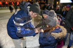DEL - Eishockey - ERC Ingolstadt - Saison 2016/2017 - Spieler an der Eisfläche am Paradeplatz - Brandon Buck (#9 ERCI) beim Autogramme geben - Foto: Meyer Jürgen