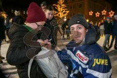 DEL - Eishockey - ERC Ingolstadt - Saison 2016/2017 - Spieler an der Eisfläche am Paradeplatz - Brandon Buck (#9 ERCI) beim Autogramme schreiben - Foto: Meyer Jürgen