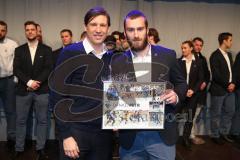 DEL - Eishockey - ERC Ingolstadt - Saison 2016/2017 - Saisonabschlussfeier - Abschied von Petr Pohl (#33 ERCI) - Claus Gröbner links - Foto: Meyer Jürgen