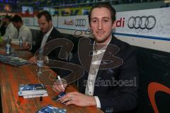 DEL - Eishockey - ERC Ingolstadt - Saison 2016/2017 - Saisonabschlussfeier - Brandon Buck (#9 ERCI) beim Autogramme schreiben - Foto: Meyer Jürgen