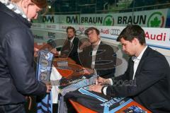 DEL - Eishockey - ERC Ingolstadt - Saison 2016/2017 - Saisonabschlussfeier - Benedikt Kohl (#34 ERCI) beim Autogramme schreiben - Foto: Meyer Jürgen