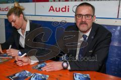 DEL - Eishockey - ERC Ingolstadt - Saison 2016/2017 - Saisonabschlussfeier - Tommy Samuelsson (Cheftrainer ERCI) beim Autogramme schreiben - Foto: Meyer Jürgen
