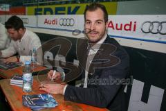 DEL - Eishockey - ERC Ingolstadt - Saison 2016/2017 - Saisonabschlussfeier - Jean-Francois Jacques (#44 ERCI) beim Autogramme schreiben - Foto: Meyer Jürgen